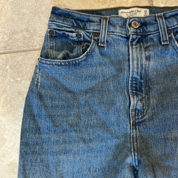 Abercrombie & Fitch Curve Love Ultra High Rise 90s Straight Jeans 0 - Picture 7 of 10